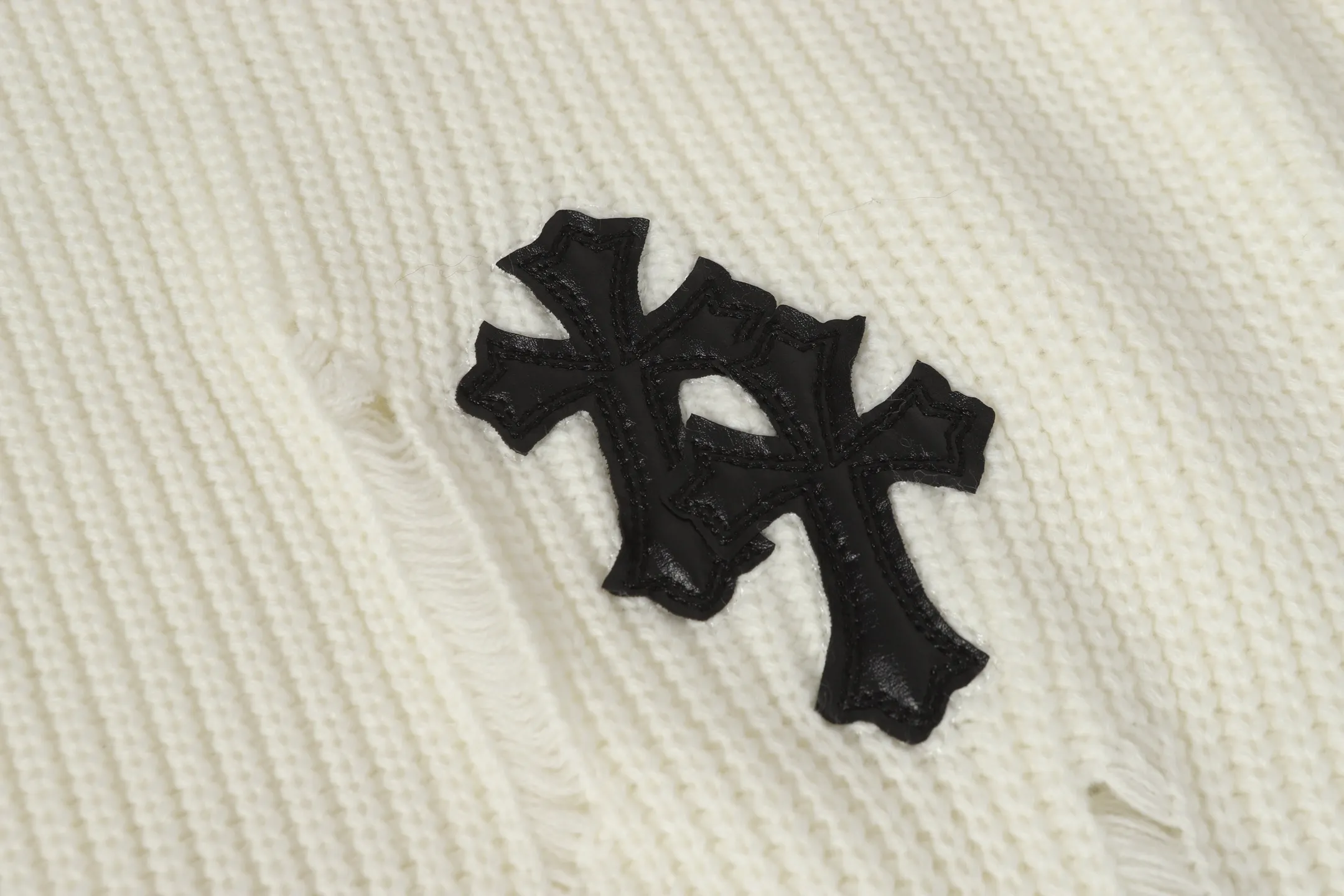 P270 #M902 Cross-border model, please do not place an order if you are pursuing quality - Chrome Hearts/Chrome Hearts cross leather✝️Frayed knitted sweater - High weight, high density and high quality. The wool is soft, delicate and skin-friendly. It feels soft and silky. It has excellent warmth and skin-friendly properties - Custom-woven and dyed with no color difference. No matter the fabric or workmanship details, it beats the ordinary version on the market - Hardware zipper accessories are all customized and full of details -Colour: off-white -Size: S M L XL